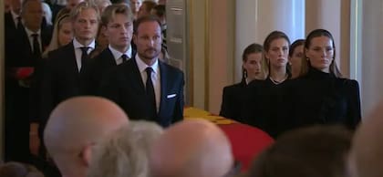 Marius Borg Høiby participó este miércoles del funeral de Harald V en Oslo; bajo arresto domiciliario y con tobillera electrónica, necesitó un permiso especial para asistir a la ceremonia