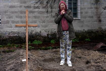 Mariya Ol'hovs'ka se lamenta por el fallecimiento de su padre Valerii Ol'hovs'kyi, de 72 años, a consecuencia de un misil ruso unos días antes cerca de su vivienda, el viernes 1 de abril de 2022, en las afueras de Kiev, Ucrania. (AP Foto/Rodrigo Abd)