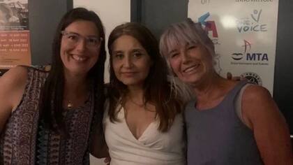 Marjane Beaugeois (centro) asegura que la psilocibina la ayudó a tratar su depresión