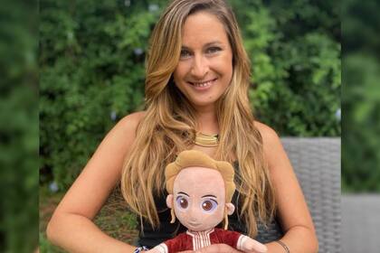 Marjorie Spitalnik junto a una de las muñecas de su emprendimiento (Foto Instagram @pequenas.rebeldes)