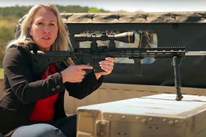 Marjorie Taylor Green con un fusil militar, en 2021. La legisladora moderó recientemente sus posiciones de extrema derecha.