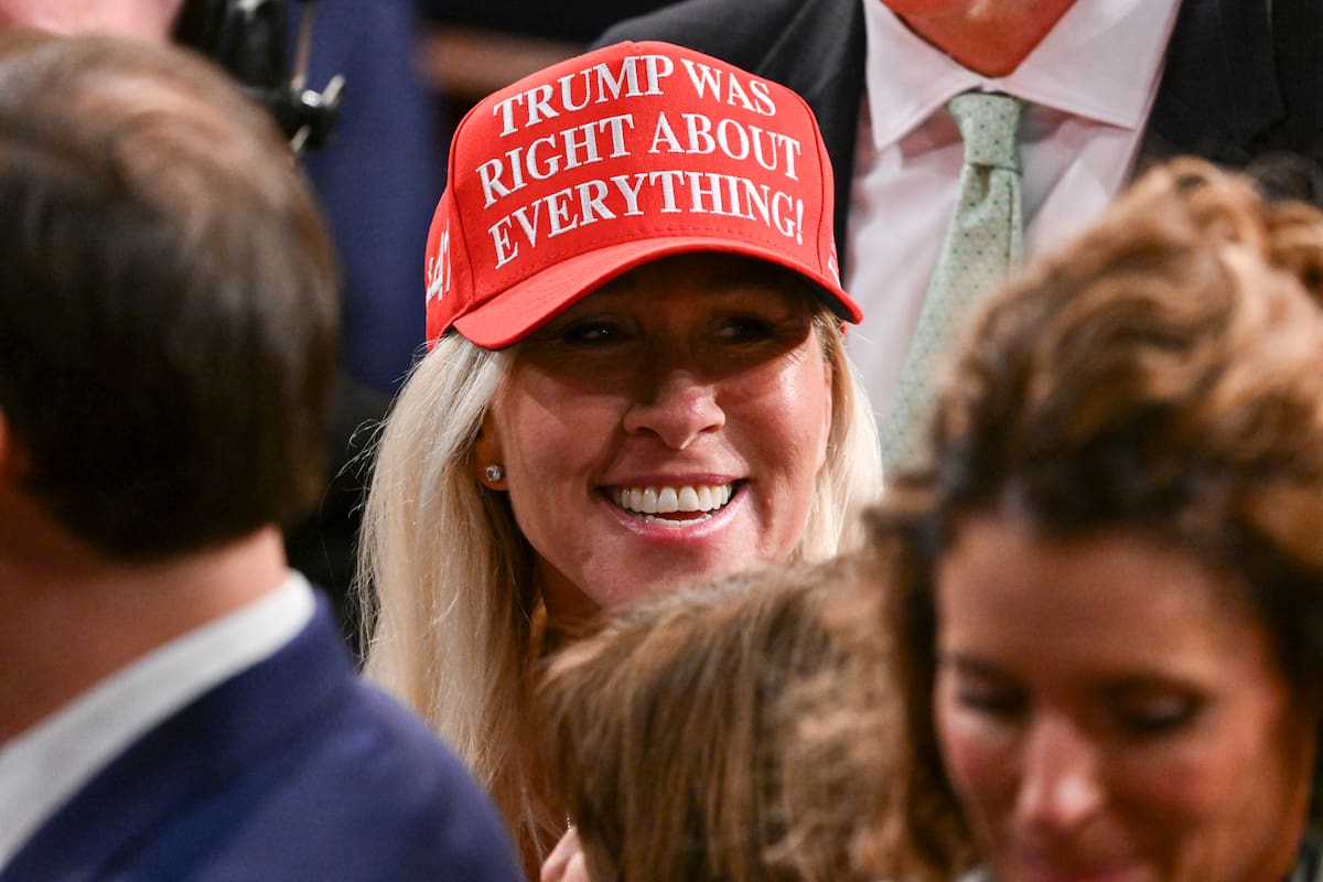 Marjorie Taylor Green con la gorra roja de MAGA en un discurso de Trump en el Congreso