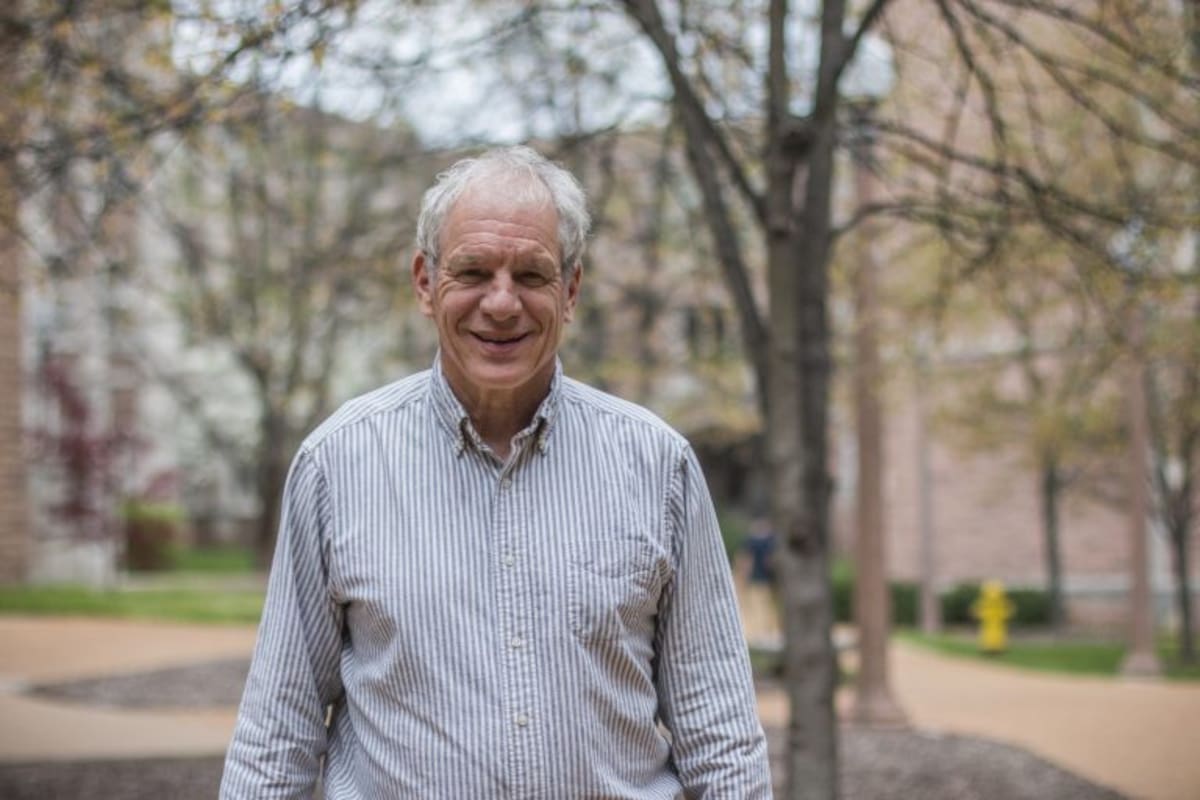 Mark A. McDaniel es un reconocido especialista en el campo de la psicología cognitiva y la educación