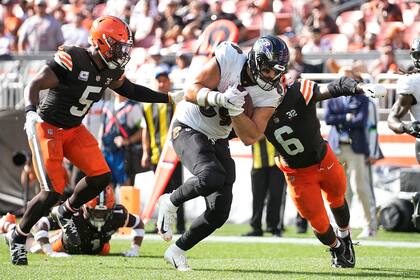 Mark Andrews (89), tight end de los Ravens de Baltimore, anota con pase de 18 yardas durante la segunda mitad del juego de la NFL en contra de los Browns de Cleveland, el domingo 1 de octubre de 2023, en Cleveland. (AP Foto/Sue Ogrocki)