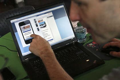 Mark Brenda, un ejecutivo de Google, asiste a un comerciante a desarrollar una versión móvil de su sitio web para ser visitado desde teléfonos inteligentes y tabletas