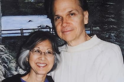 Mark Chapman y su esposa, Gloria Hiroko, con quien se había casado un año antes de asesinar a John Lennon