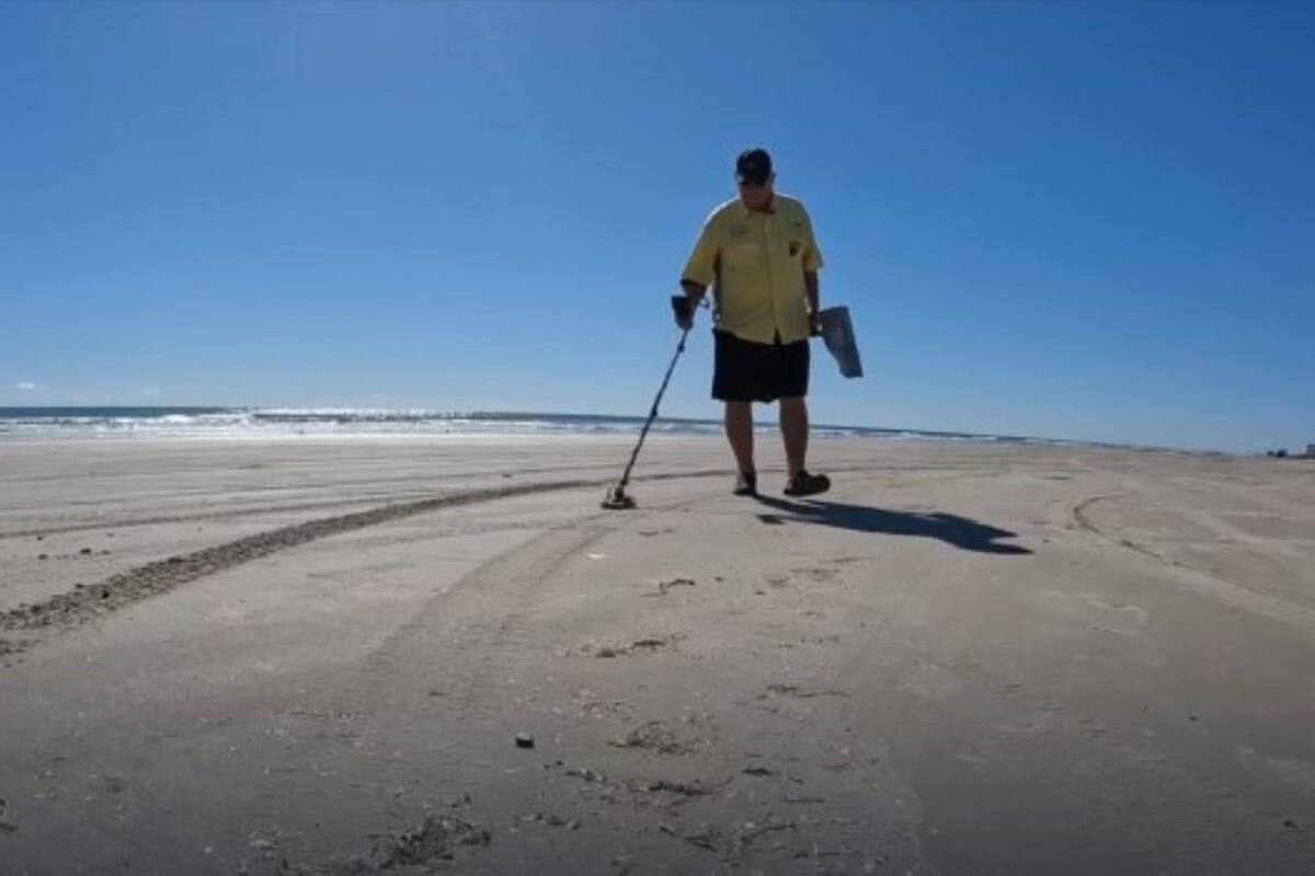 Mark, con su detector de metales, halló los anillos extraviados