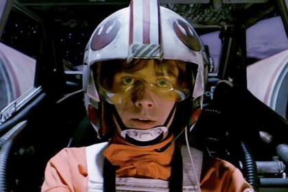 Mark Hamill en la recordada escena de la primera Star Wars a bordo de uno de los X-Wings cuya miniatura se acaba de vender por más de 3 millones de dólares