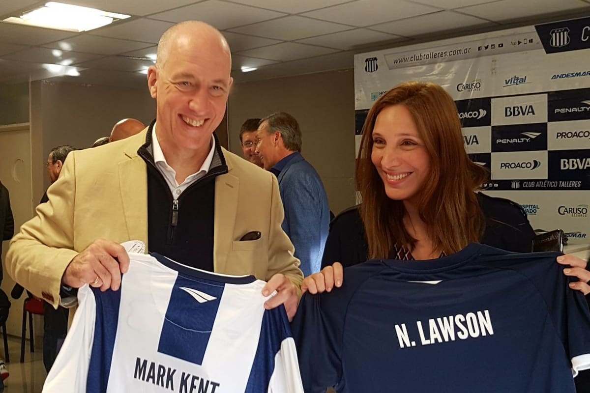Mark Kent asistió con Noelia Lawson, cónsul en Córdoba, a un partido de Talleres.