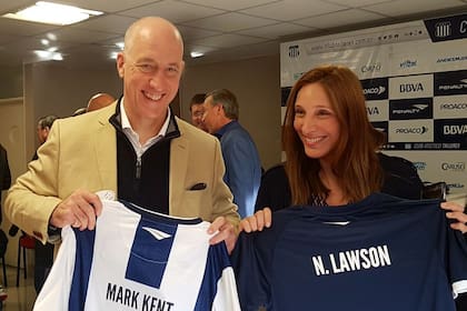 Mark Kent asistió con Noelia Lawson, cónsul en Córdoba, a un partido de Talleres.