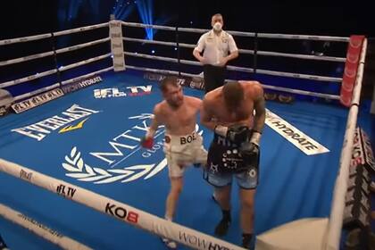 Mark Lyson le da el pase a Maxi Hughes para que siga peleando, cuando Paul Hyland Jr. estaba sentido y de espaldas a su adversario; el referí permitió el insólito KO