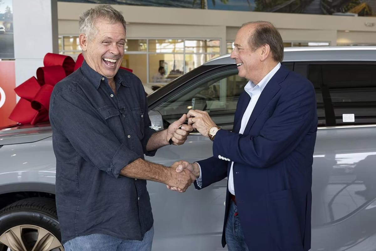 Mark Miller recibió de regalo una nueva Toyota Highlander híbrida por haber recorrido más de un millón y medio de kilómetros con su modelo anterior