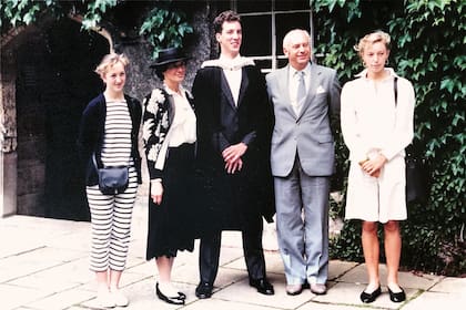 Mark no tenía pensado ir a la universidad, pero uno de sus profesores le sugirió postularse en Oxford. Se graduó en 1986