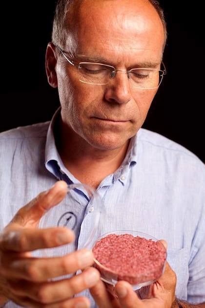 Mark Post, de la universidad de Maastricht, en 2013 al presentar la primera hamburguesa hecha con carne de laboratorio