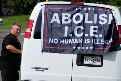 Mark Rodriguez sale de vagoneta fuera de un funeral en honor a Lorenzo Salgado Araujo, quien fue abatido por un agente del ICE, el jueves 16 de julio de 2026, en Houston