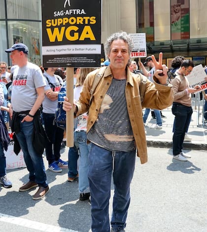 Mark Ruffalo alzó la voz en la huelga de actores: “Han creado un imperio de billonarios y creen que ya no tenemos valor. Mientras se relajan en los campamentos de verano para niños billonarios riéndose como si fueran gatos gordos, nosotros organizamos un nuevo mundo para los trabajadores”. Las mejoras salariales, los derechos por 'streaming' en plataformas y la regulación de la Inteligencia Artificial son las demandas que impulsaron a los actores a la huelga.