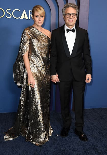 Mark Ruffalo, el actor de Pobres criaturas, fue otra de las figuras que deslumbró en el evento. En la foto posó para las cámaras con su mujer, la actriz Sunrise Coigney, quien eligió un vestido de un solo hombro, corte irregular y cola en lamé dorado