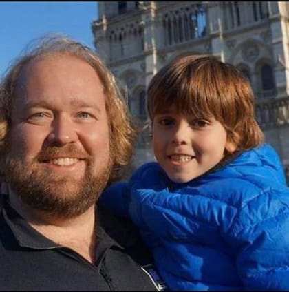 Mark Wolters con su hijo Caleb, que viaja en avión desde que tiene seis semanas de vida