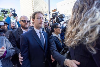 Mark Zuckerberg, CEO de Meta, camino a declarar en juicio en Los Ángeles