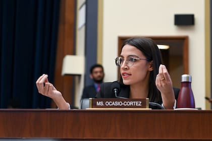 Mark Zuckerberg compareció ante el Congreso de Estados Unidos para defender el desarrollo de la plataforma financiera Libra; Alexandria Ocasio-Cortez estuvo entre quienes más duramente cuestionaron la propuesta de la compañía