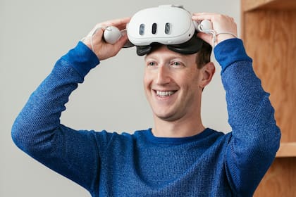 Mark Zuckerberg con unos anteojos de realidad mixta Quest 3