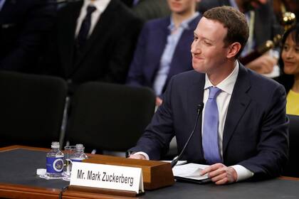 Mark Zuckerberg durante sus declaraciones ante el Congreso estadounidense por el escándalo de Cambridge Analytica. La red social salió fortalecida, pero todavía faltaba el informe de resultados