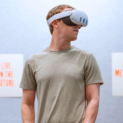 Mark Zuckerberg en una foto promocional con los anteojos Quest 3