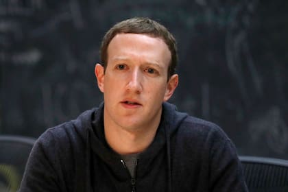 El CEO de Facebook está bajo una fuerte presión de legisladores y de los usuarios