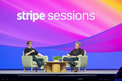 Mark Zuckerberg junto a John Collision, cofundador y presidente de Stripe, en la conferencia anual de la compañía. Crédito: Stripe Sessions.