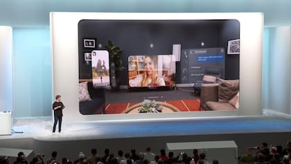Mark Zuckerberg muestra en el escenario de Meta Connect 2024 lo que podría ver una persona usando los anteojos Orion