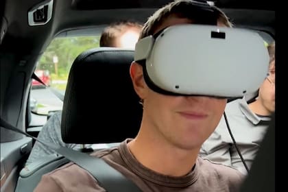Mark Zuckerberg prueba unos anteojos de realidad aumentada a bordo de un auto BMW; el fabricante de autos y Meta están probando el uso de estos dispositivos para los pasajeros