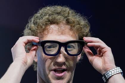 Mark Zuckerberg usa un par de gafas Orion AR durante la conferencia Meta Connect, el 25 de septiembre de 2024, en Menlo Park, California (AP Foto/Godofredo A. Vásquez)