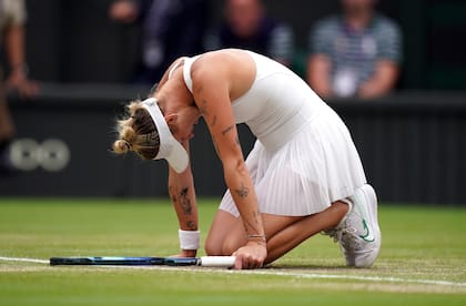 Marketa Vondrousova celebra su victoria frente a Elina Svitolina; busca su primer Grand Slam