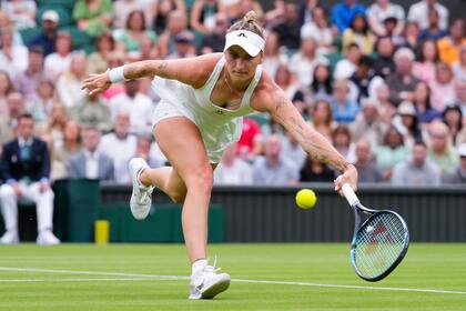 Marketa Vondrousova, de República Checa, intenta devolver una bola durante el partido de tenis contra Jessica Bouzas Maneiro, de España, durante la primera ronda en el torneo de tenis de Wimbledon, en Londres, el martes 2 de julio de 2024. (AP Foto/Kirsty Wigglesworth)