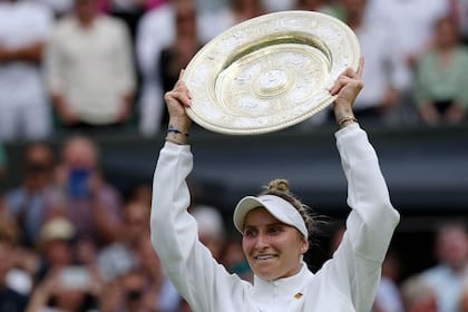 Marketa Vondrousova tuvo su premio en el All England: coronó dos grandes semanas en lo más alto del tradicional torneo