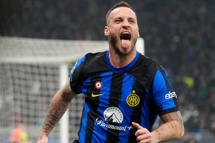 Marko Arnautovic del Inter de Milán festeja tras anotar el primer gol de su equipo ante el Atlético de Madrid en los octavos de final de la Liga de Campeones, el martes 20 de febrero de 2024, en Milán. (AP Foto/Luca Bruno)