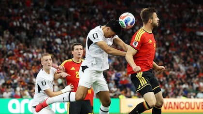 Marko Stamenic, de Nueva Zelanda, y Brandon Mechele, de Bélgica, disputan la pelota durante el partido del Grupo G de la Copa Mundial de la FIFA 2026 en el BC Place de Vancouver (Foto de ALEX GRIMM / GETTY IMAGES NORTH AMERICA / Getty Images vía AFP)