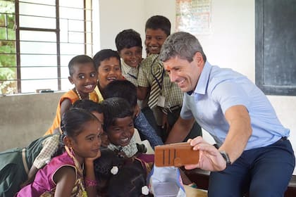 Markus Merk, en uno de sus desarrollos solidarios en India