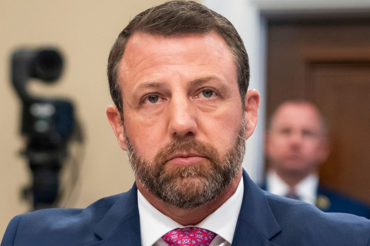 Markwayne Mullin anunció la deportación de Estados Unidos de un migrante que gritó "Biden para siempre" al ser arrestado y cuestionó las políticas de la administración anterior