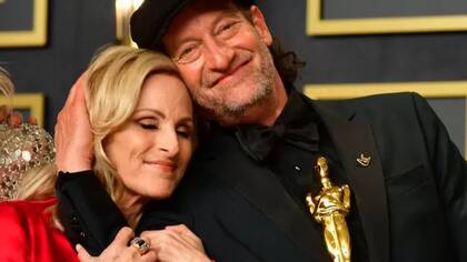 Marlee Matlin y Troy Kotsur, compañeros en CODA, un film centrado en la hipoacusia que fue de los grandes ganadores en los últimos premios Oscar
