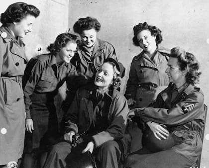 Marlene Dietrich junto a oficiales del ejército norteamericano en Francia, durante la Segunda Guerra Mundial