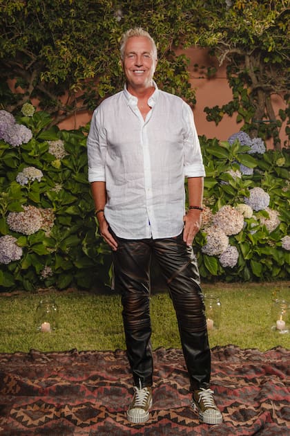 Marley optó por una camisa de lino, pantalones de cuero de inspiración motoquera y zapatillas. Le regaló un dispositivo de domótica para automatizar el encendido y apagado de todas las luces de la casa sin moverse.