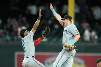 Marlins hilvanan su séptima victoria al remontar en la 8va y vencer 6-4 a Diamondbacks