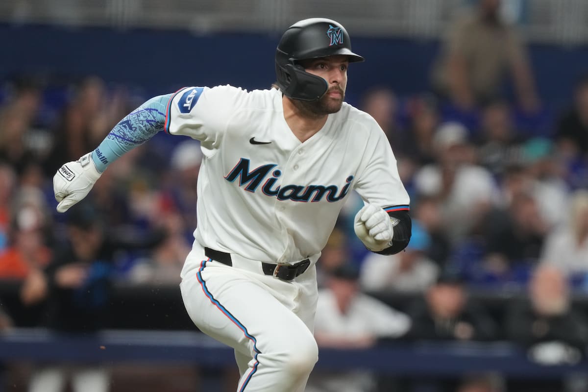 Marlins vencen 4 a 3 a Orioles por error de tiro en la novena y evitan barrida