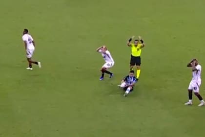 Marlon, lateral izquierdo de Gremio de Porto Alegre, sufrió una fuerte fractura en su tobillo derecho y se le salió de lugar por completo