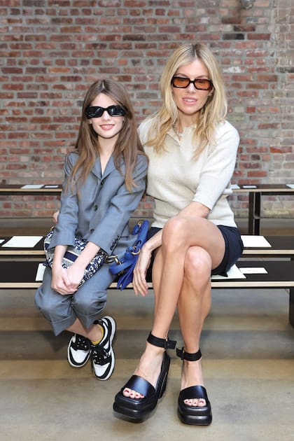 Marlowe Sturridge y Sienna Miller durante un desfile en el 2023