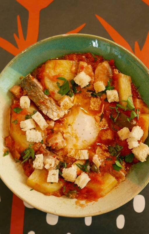 Marmitako: guiso a base de pescado, con papas, cebolla, morrones y tomate