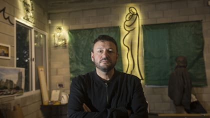 Marmo en el interior de su taller-laboratorio junto a otras de las siluetas de su autoría.