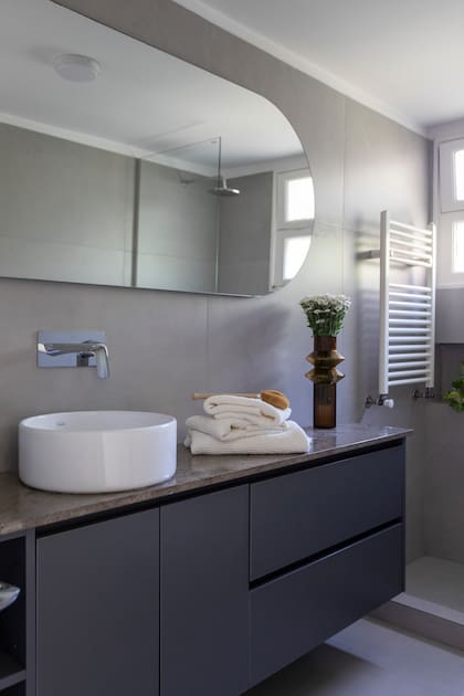 Mármol ‘Savoya’ (Itatí Marmolería), mueble en melamina ‘Grafito’ de Faplac (diseño de Sara Plazibat). Porcelanato Vite ‘Urban Light Grey’ (SBG). Griferías FV ‘Epuyén’ y bacha Ferrum ‘Tori’ (De Todo Sanitarios).