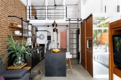 Marocco decidió que el interiorismo acompañara el estilo industrial que está en el origen mismo de este departamento que remodeló para alquilar de forma temporaria.